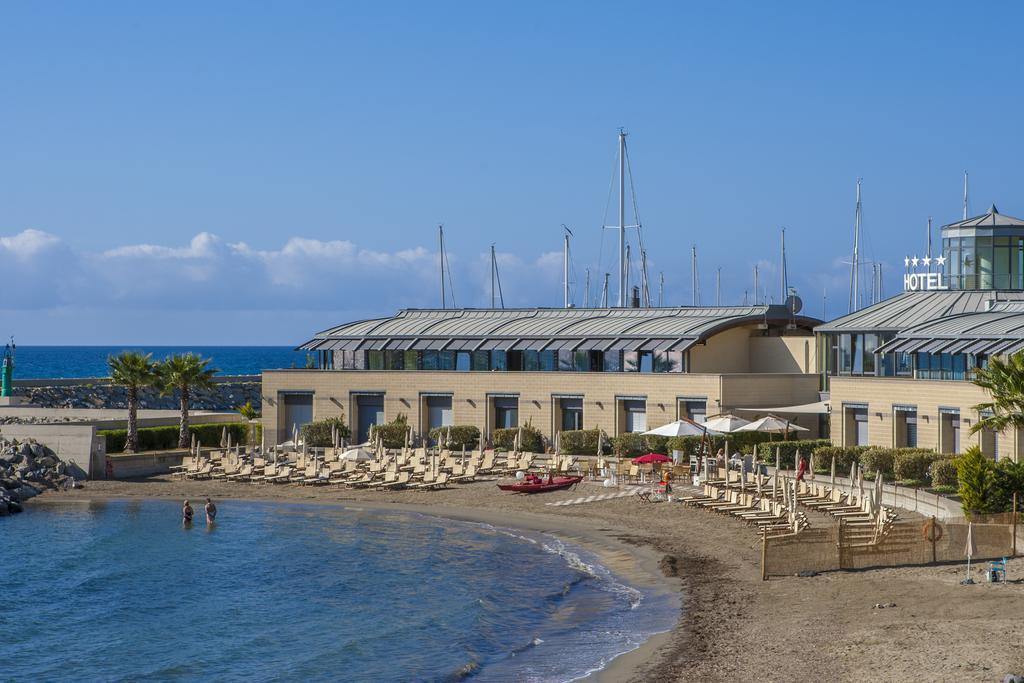 Hotel Riviera Dei Fiori San Lorenzo al Mare Dış mekan fotoğraf